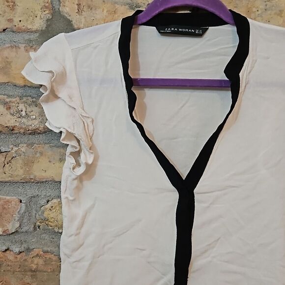 Zara Woman Cream and Black V neck top size XS - Picture 2 of 9